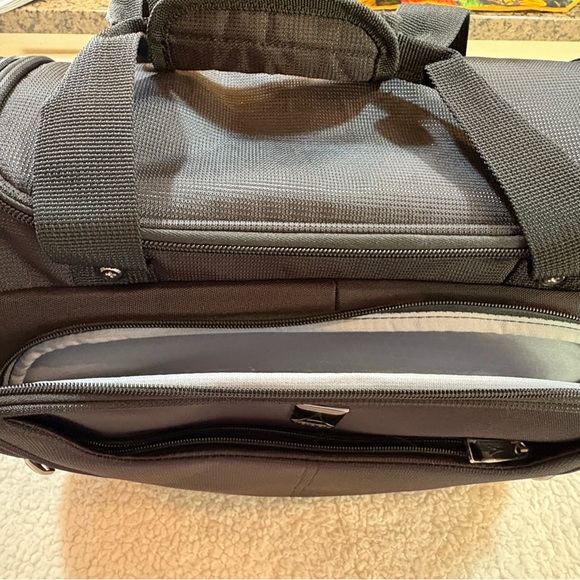 TRAVELPRO Black Maxlite 5 Soft Tote - Picture 3 of 12